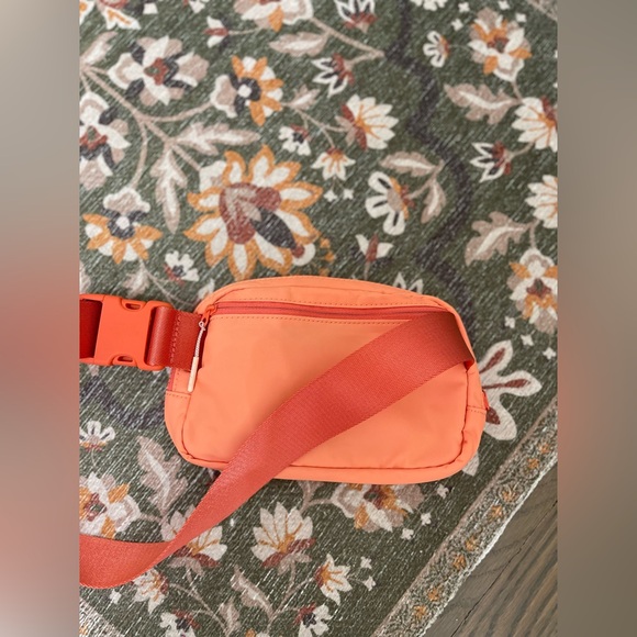 Lululemon Everywhere Belt Bag 1L Golden Apricot - Picture 3 of 4